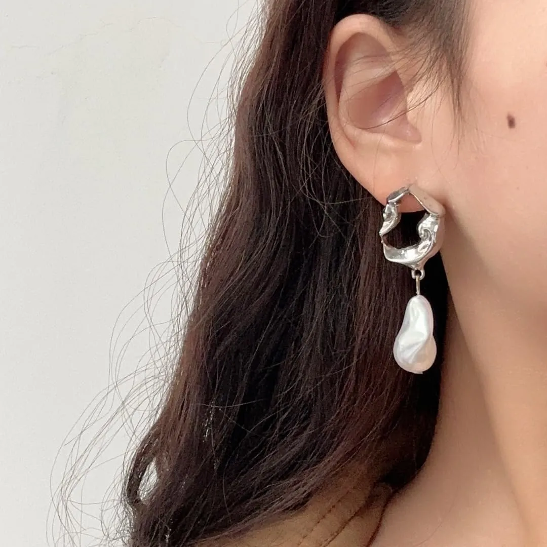 18k Gold Baroque Pearl Dangling Earrings for Women Irregular White Pearl Chunky Metal Drop Dangle Stud Earrings Vintage Statement Jewelry Gifts