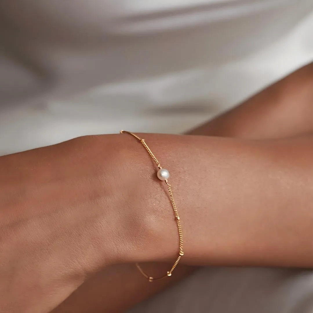 Pearl Bracelets for Women, Dainty Gold Bracelet Stack Pearl Bracelet Set Cute Gold Bracelets for Women Trendy Bridesmaid Gifts for Her