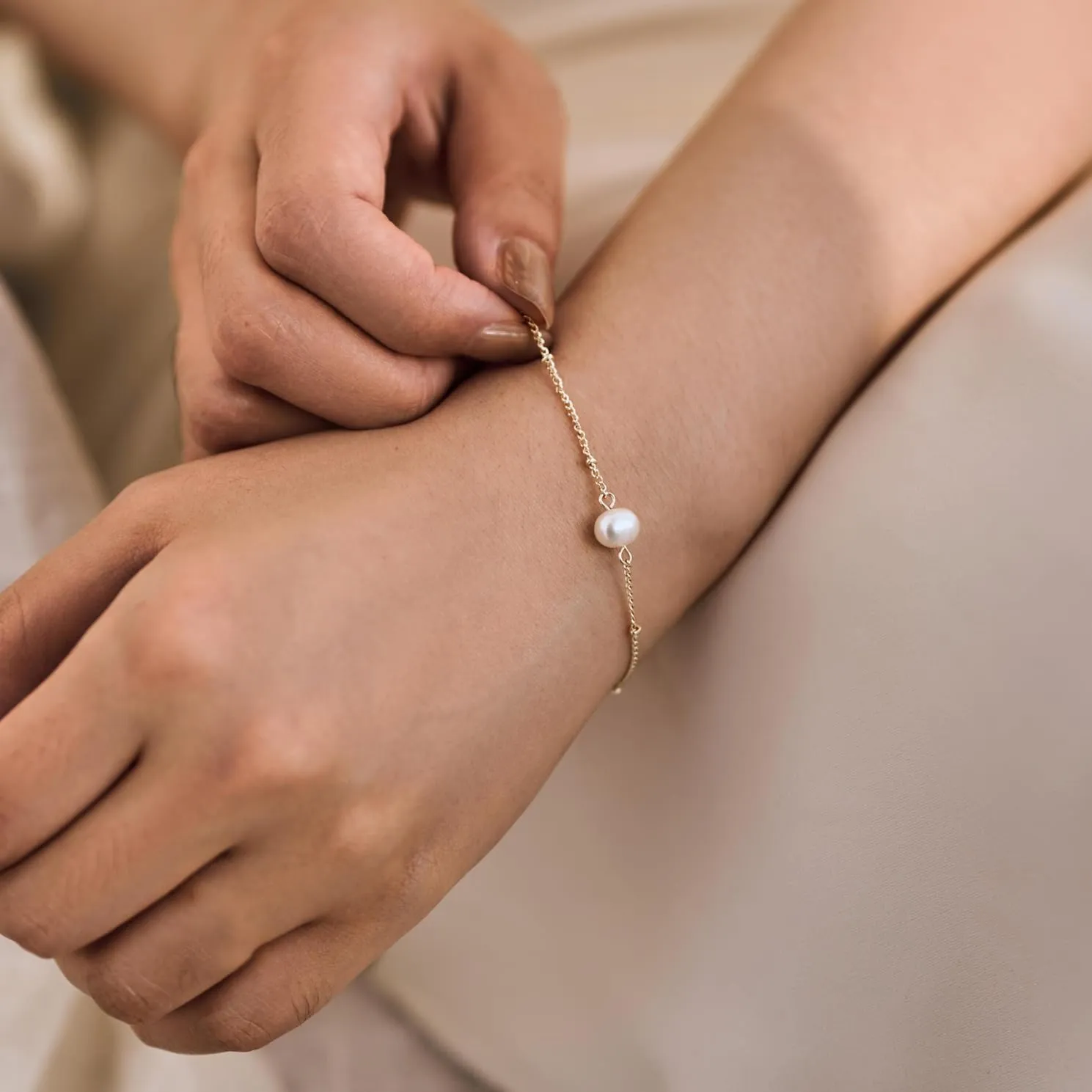 Pearl Bracelets for Women, Dainty Gold Bracelet Stack Pearl Bracelet Set Cute Gold Bracelets for Women Trendy Bridesmaid Gifts for Her