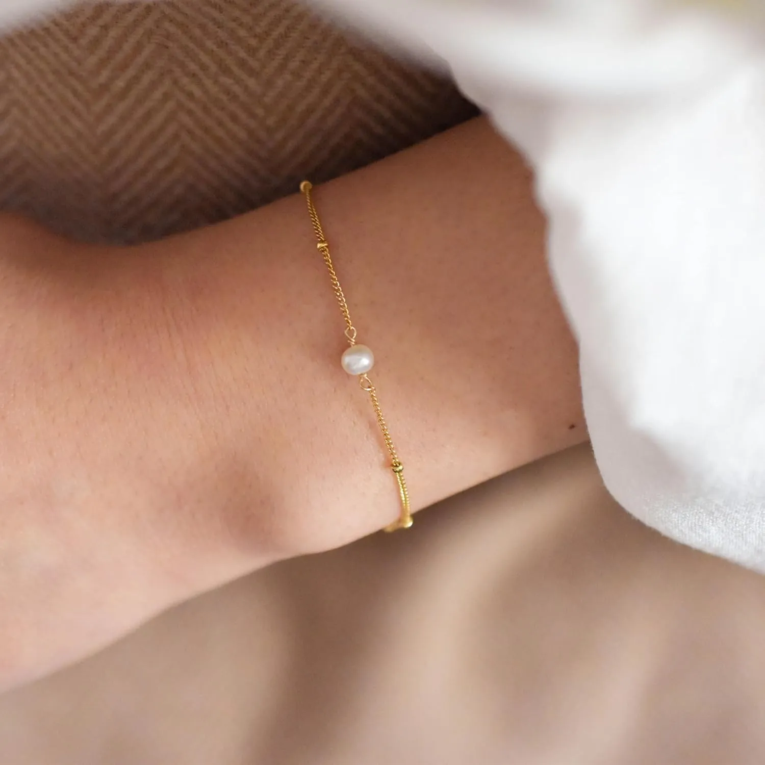 Pearl Bracelets for Women, Dainty Gold Bracelet Stack Pearl Bracelet Set Cute Gold Bracelets for Women Trendy Bridesmaid Gifts for Her