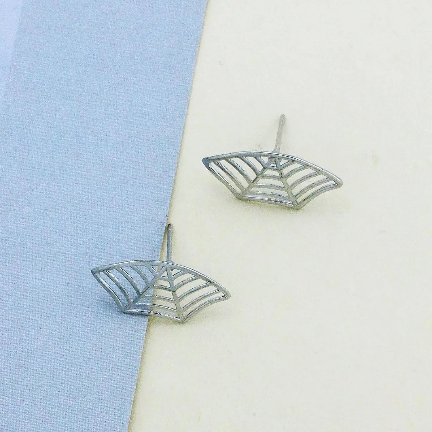 Spider Web Earrings for Women Goth Spider Web Cartilage Earring Unique Fake Spider Goth Earring Hip Hop Punk Stud Earring Halloween Earring Gothic Jewelry Cosplay Costume Accessories