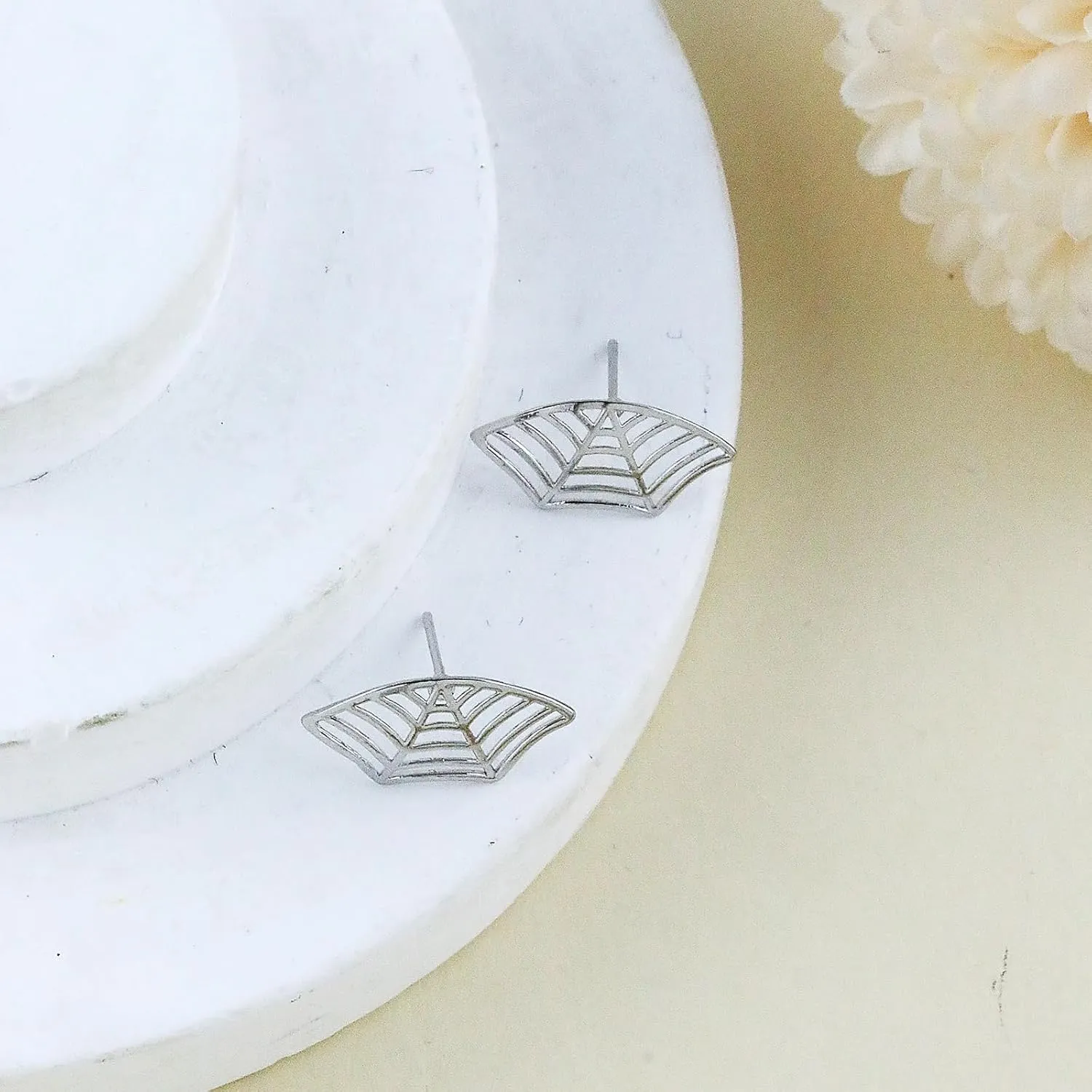 Spider Web Earrings for Women Goth Spider Web Cartilage Earring Unique Fake Spider Goth Earring Hip Hop Punk Stud Earring Halloween Earring Gothic Jewelry Cosplay Costume Accessories
