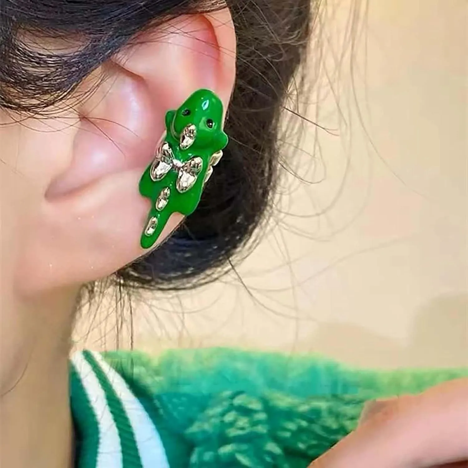 Vintage Dinosaur Ear Cuff Earrings Green Dinosaur Earrings Cartoon Dino Earring Enamel Dino Cuff Wrap Earring Animal Ear Cartilage Crawler Jewelry for Women(1PCS)