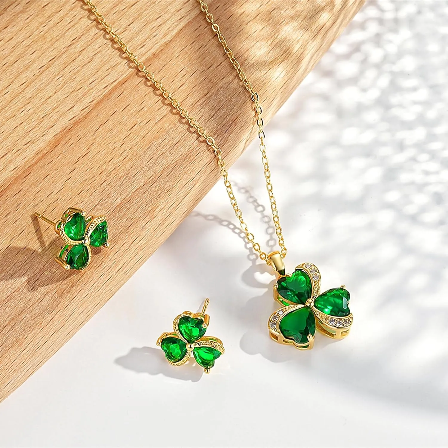 VONSSY Elegant Clover Pendant Necklace | Emerald Green Gemstone Irish Shamrock Pendant | Platinum Gold Plated Chain | Meaningful Jewelry Gift for Women Mother Girlfriend